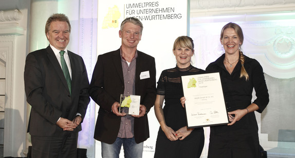 Die Gewinner in der Kategorie Industrieunternehmen mit mehr als 250 Mitarbeiter (von links): Torsten Kamp, Annika Mauz und Antje von Dewitz