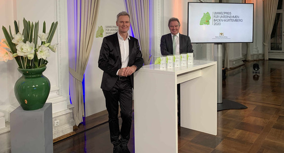Verleihung des Umweltpreises für Unternehmen 2020: Fernsehmoderator Ingolf Baur (links) und Minister Franz Untersteller