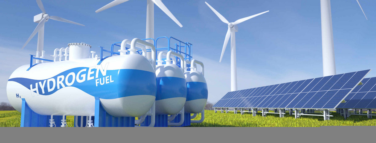 Wasserstofftanks mit Sonnenkollektoren und Windrädern im Hintergrund
