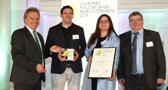 Der Gewinner in der Kategorie Handwerk (von links) mit Umweltminister Franz Untersteller: Martin Egeler, Lena Fessler und Günther Egeler