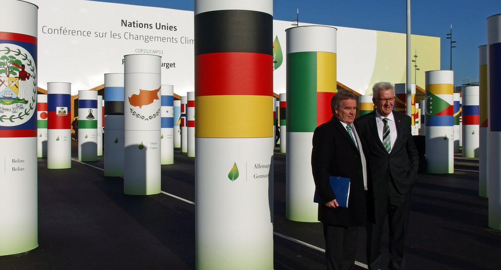 Ministerpräsident Winfried Kretschmann (r.) und Umweltminister Franz Untersteller vor dem Areal der Weltklimakonferenz COP 21 in Paris, Le Bourget.