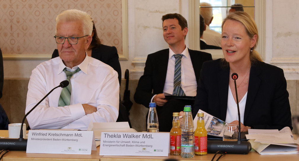 Ministerpräsident Winfried Kretschmann und Energieministerin Thekla Walker beim zweiten Spitzengespräch zur Wasserstoffinfrastruktur.