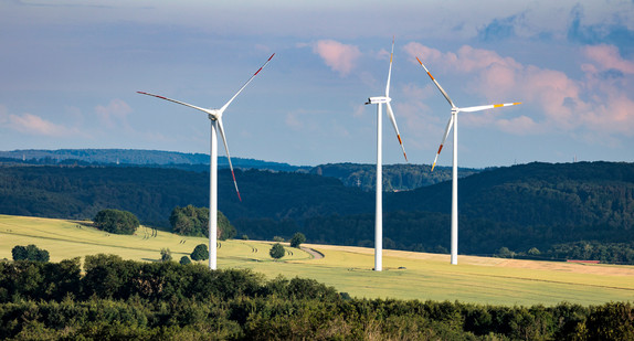 Landschaft mit drei Windenergieanlagen