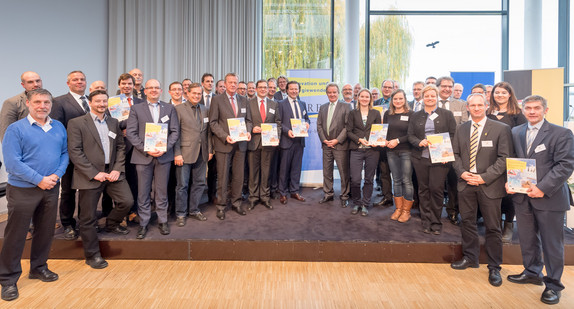Umweltminister Franz Untersteller (Mitte) mit den Gewinnern des Wettbewerbs Klimaschutz mit System 
