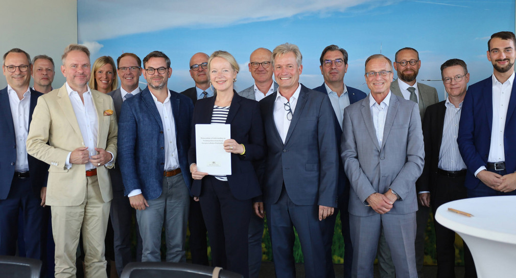 Gruppenfoto zur Unterzeichnung des Memorandum of Understanding zur Netzintegration erneuerbarer Energien in Baden-Württemberg mit Umweltministerin Thekla Walker.