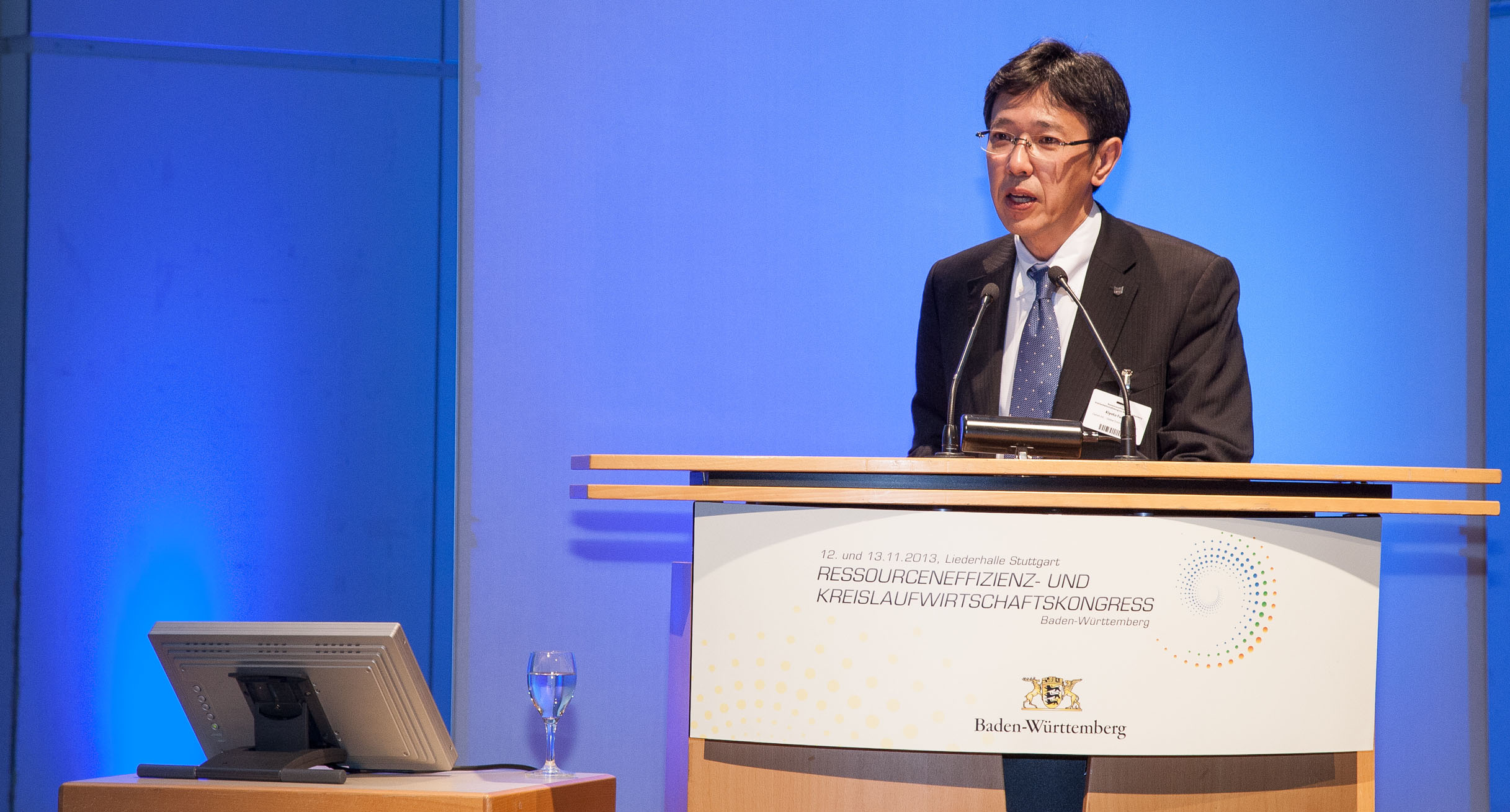 Keynote speaker Kiyoto Furuta (Canon) reporting on the successful implementation of the calculation of electricity material costs in Japanese business practices.']