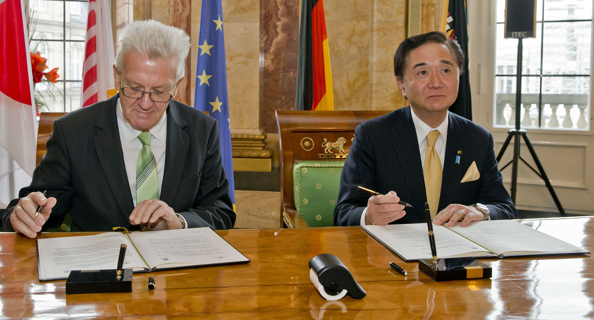 Signed a joint memorandum (from left): Minister President Winfried Kretschmann and Governor Yūji Kuroiwa.']