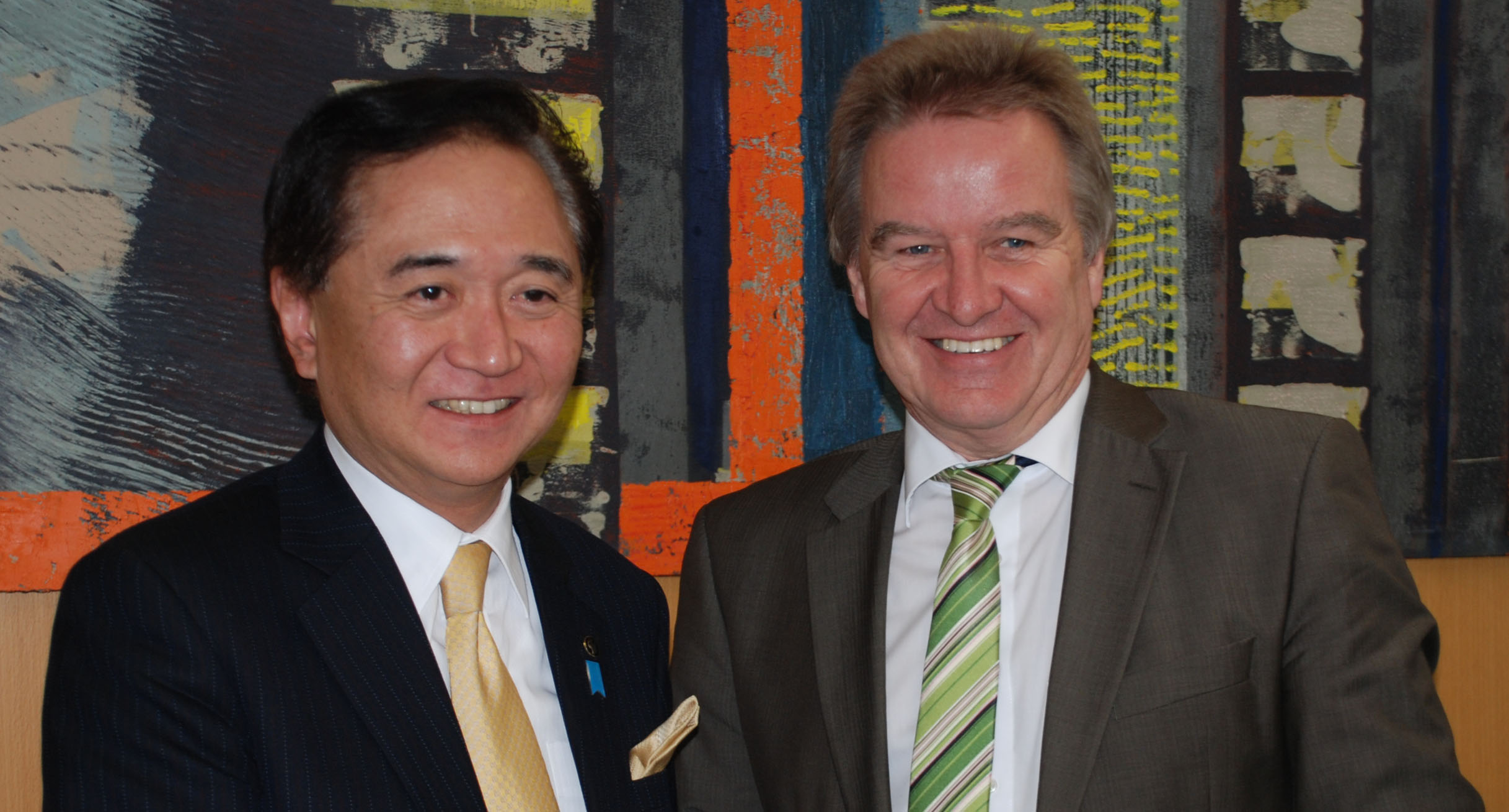 Minister of the Environment Franz Untersteller (right) and Governor Yūji Kuroiwa agreed on closer cooperation in the fields of renewable energy, energy efficiency and e-mobility.']