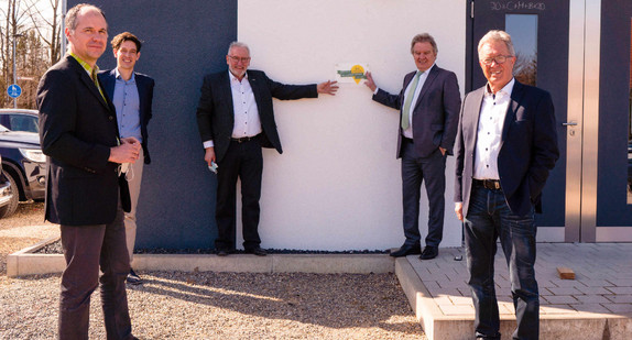 Minister Franz Untersteller (4. von links) hat die BürgerEnergiegenossenschaft Schemmerhofen als „Ort voller Energie“ ausgezeichnet und überreichte (von links): Jürgen Weber (Vorstand BEG Schemmerhofen), Mario Glaser (Bürgermeister Schemmerhofen), Anton Hagel (Vorstand BEG Schemmerhofen) und Josef Bosshart (Vorsitzender des Aufsichtsrats BEG Schemmerhofen) die Plakette.