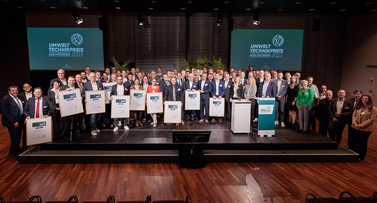 Die Preisträgerinnen und Preisträger, die Nominierten und Jurymitglieder des Umwelttechnikpreises 2023.
