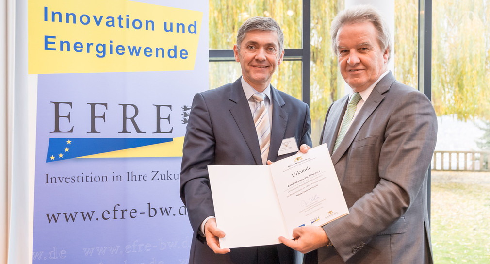 Umweltminister Franz Untersteller (rechts) übergab die Urkunde an den Vertreter der Landeshauptstadt Stuttgart.