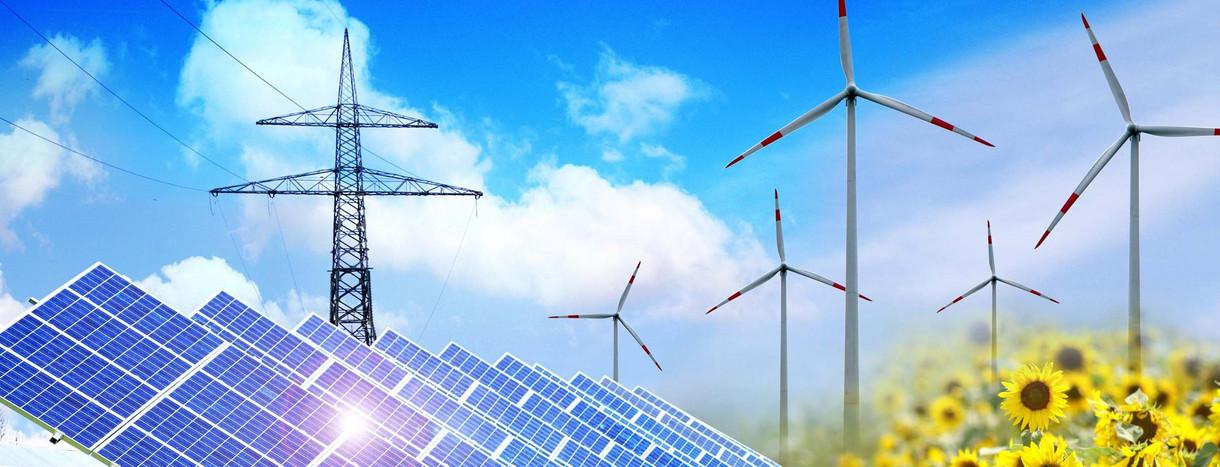 Freiflächen-Photovoltaikanlage mit Strommast und Windrädern im Hintergrund und Sonnenblumen