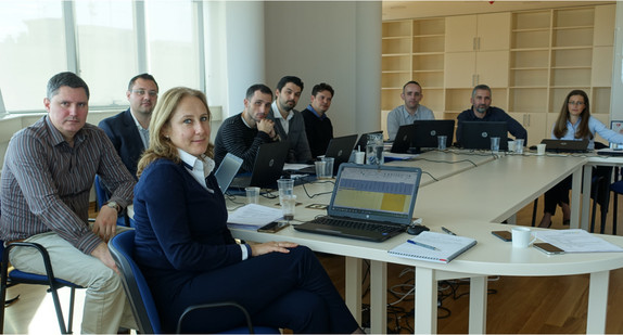 Ingenieure aus Serbien bei einer Schulung zu den Grundlagen des Netzwerkablaufes und den betriebswirtschaftlichen Tools.