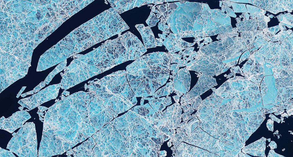Satellitenbild von abschmelzendem Meereis in der Sannikow-Straße im Nordpolarmeer