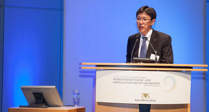 Keynote-Speaker Kiyoto Furuta (Cannon) berichtete über die erfolgreiche Umsetzung der Stromstoffkostenrechnung in der japanischen Unternehmenspraxis.']