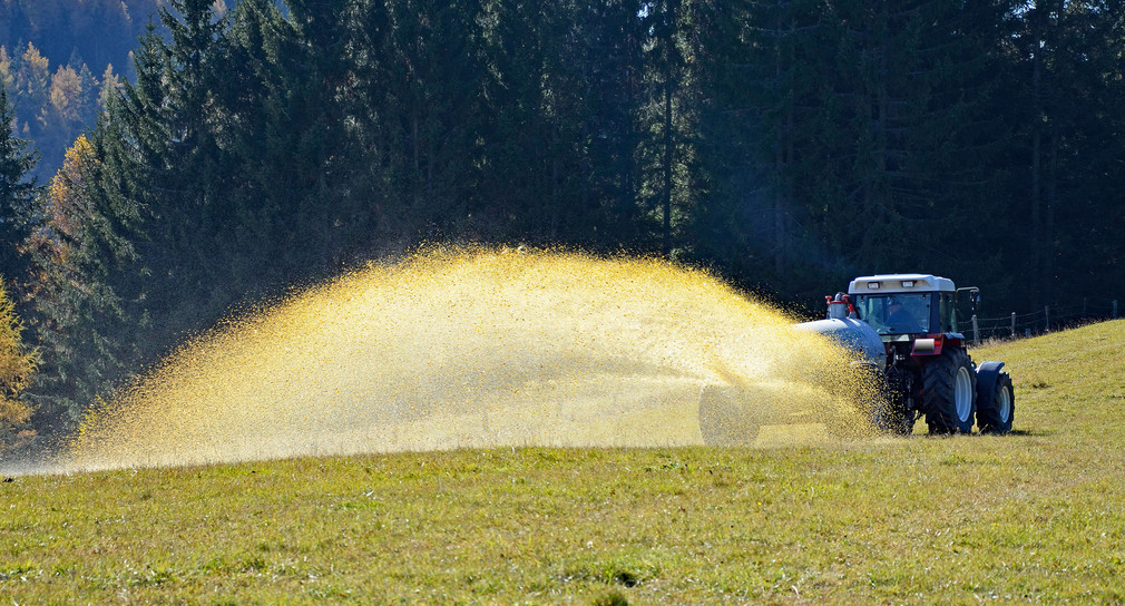 Landwirt bringt mit Traktor Jauche aus