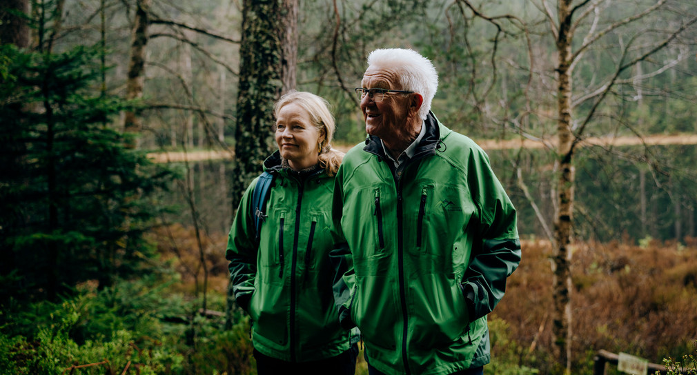 Ministerpräsident Winfried Kretschmann und Umweltministerin Thekla Walker bei einer Wanderung durch das Erweiterungsgebiet des Nationalparks Schwarzwald.