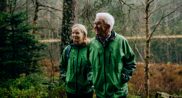 Ministerpräsident Winfried Kretschmann und Umweltministerin Thekla Walker bei einer Wanderung durch das Erweiterungsgebiet des Nationalparks Schwarzwald.