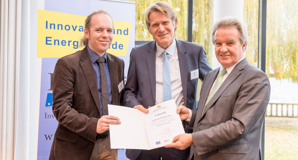 Umweltminister Franz Untersteller (rechts) übergab die Urkunde an die Vertreter der Energieagentur Rems-Murr GmbHg.