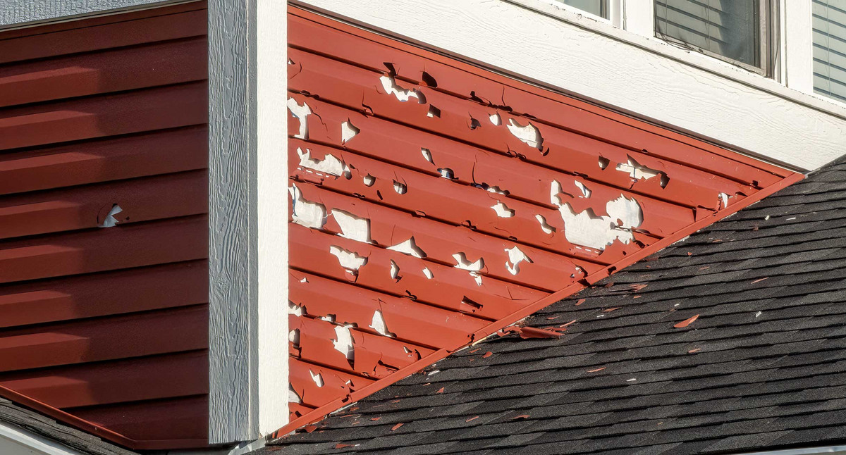 Hausfassade mit Hagelschaden