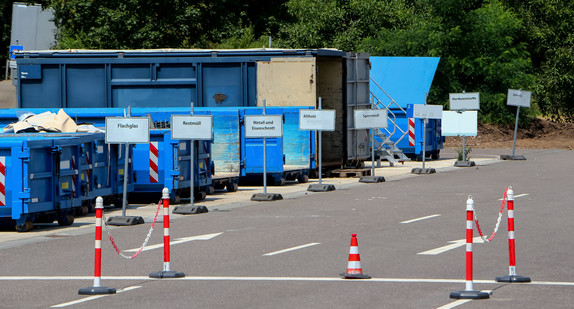 Blaue Müllcontainer auf einem Recyclinghof