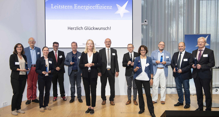 Die Gewinner des Leitsterns Energieeffizienz 2020 (von links): Meike Widdig und Hans-Jürgen Stede vom Landkreis Reutlingen, Cathleen Forst und Jochen Heinz vom Landkreis Göppingen, Rüdiger Fleck vom Stadtkreis Freiburg, Umweltministerin Thekla Walker, Hermann Kopp und Roland Stolarczyk vom Landkreis Rottweil, Iris Basche vom Stadtkreis Freiburg, Norbert Hacker vom Stadtkreis Karlsruhe, Heinz Kastenholz vom Landkreis Schwäbisch Hall und Berthold Hanfstein vom Landkreis Böblingen.