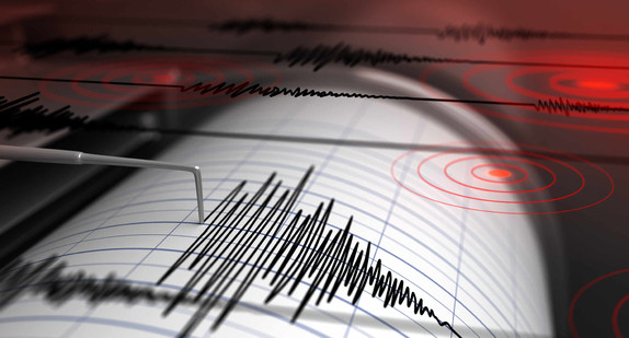 Seismograph mit Papier in Aktion und Erdbeben