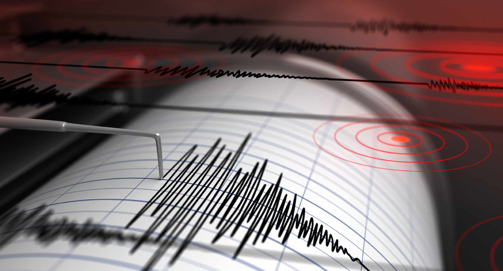 Seismograph mit Papier in Aktion und Erdbeben