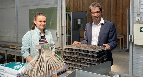 Staatssekretär Andre Baumann (rechts) zusammen mit Anne Schebesta. Sie absolviert ihr Freiwilliges Ökologisches Jahr bei der Bioland-Gärtnerei in Wilhelmsdorf.