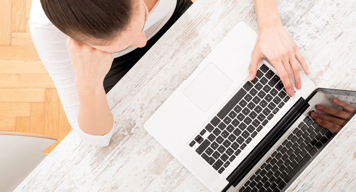 Frau arbeitet an einem Laptop