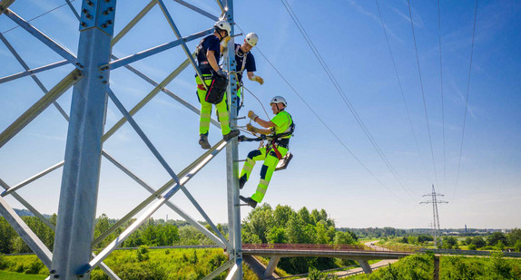 Arbeiter an einem Strommast