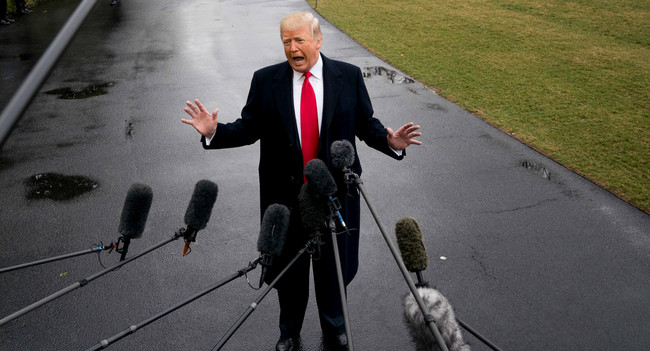 Donald Trump, Präsident der USA, spricht zu Reportern auf dem Rasen des Weißen Hauses, bevor er zu einer Konferenz der konservativen Vereinigung CPAC fliegt. ']