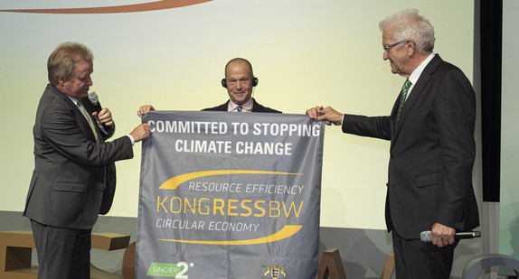 Umweltminister Franz Untersteller (links) und Ministerpräsident Winfried Kretschmann (rechts) haben dem Polarforscher und Umweltschützer Robert Swan eine Fahne aus Baden-Württemberg mit auf seinen Fußmarsch zum Südpol gegeben.