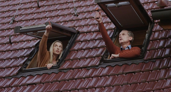 Folge 3 der Energie-Spar-Challenge mit den Nachbarn Nina und Jörg: Wer saniert und dämmt effizienter?