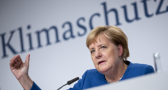 Bundeskanzlerin Angela Merkel (CDU) nimmt an einer Pressekonferenz zu den Ergebnissen der Sitzung des Klimakabinetts der Bundesregierung teil. 