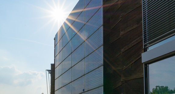 Photovoltaik an einer Gebäude-Fassade