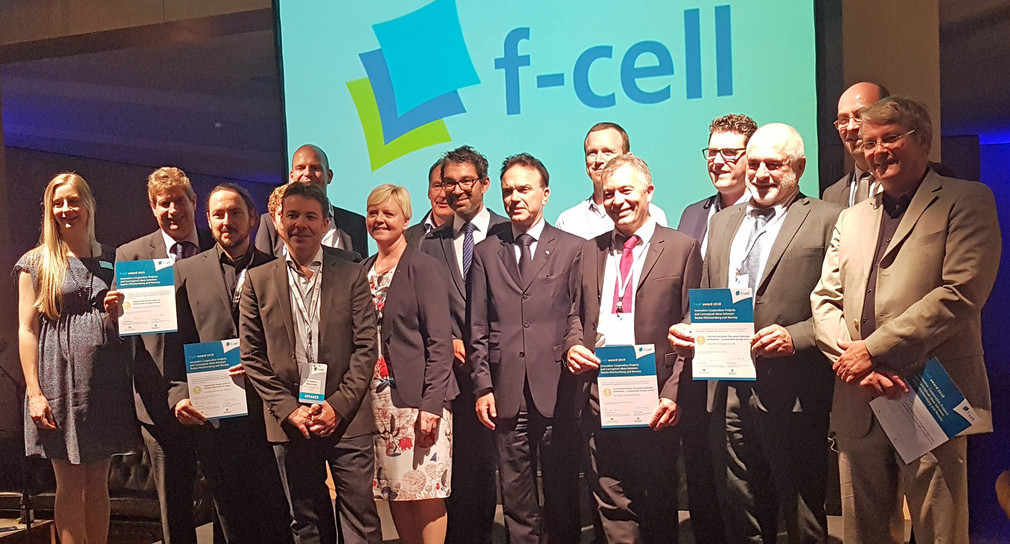 State Secretary Dr. Andre Baumann, Ministry of the Environment, Climate Protection and the Energy Sector Baden-Württemberg (in the center), County Mayor Solveig Ege Tengesdal (in the center) and the winners of the f-cell award 2018.
