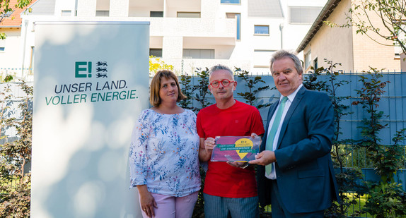 Das innovative Mehrfamilienhaus „Haus am See“ in Böblingen wurde als „Ort voller Energie“ geehrt. Minister Franz Untersteller (rechts) überreichte Frau und Herrn Sklarski die Auszeichnung.