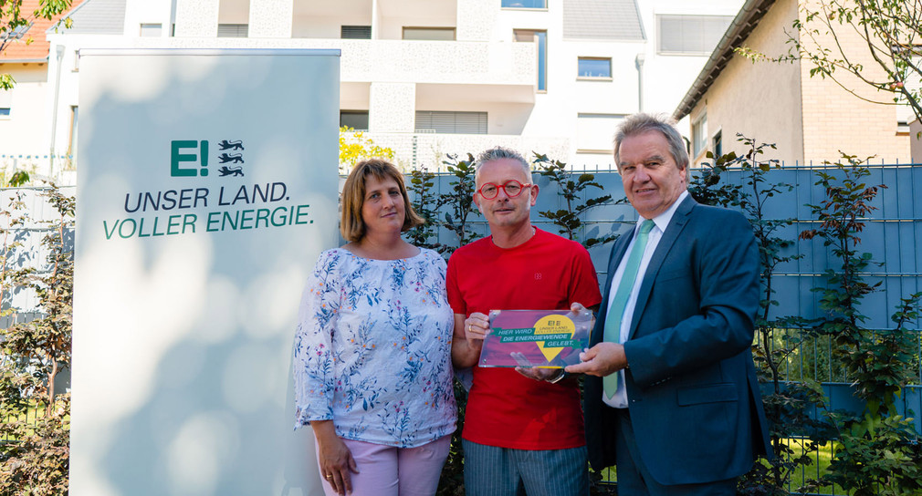 Das innovative Mehrfamilienhaus „Haus am See“ in Böblingen wurde als „Ort voller Energie“ geehrt. Minister Franz Untersteller (rechts) überreichte Frau und Herrn Sklarski die Auszeichnung.