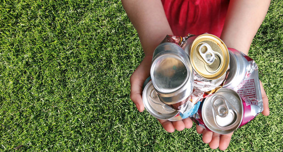 Aluminium-Dosen für's Recycling vorbereitet