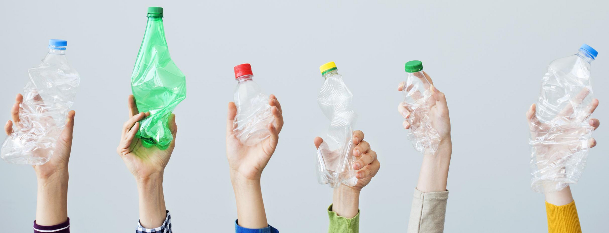 Hände halten Plastikflaschen