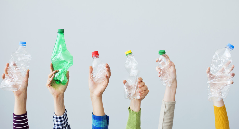 Hände halten Plastikflaschen