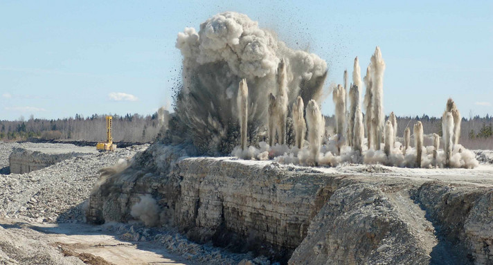 Explosion im Tagebau-Steinbruch