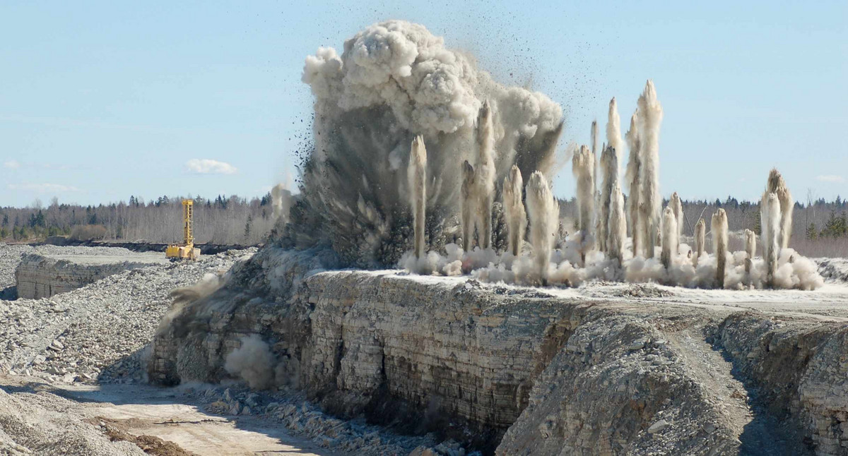 Explosion im Tagebau-Steinbruch