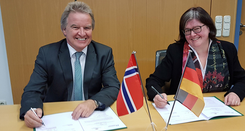 Die norwegische Regierungspräsidentin Anette Solli und Minister Franz Untersteller unterzeichnen eine gemeinsame Absichtserklärung über die Zusammenarbeit zwischen Akershus und Baden-Württemberg im Bereich der Wasserstoff- und Brennstoffzellentechnologie.