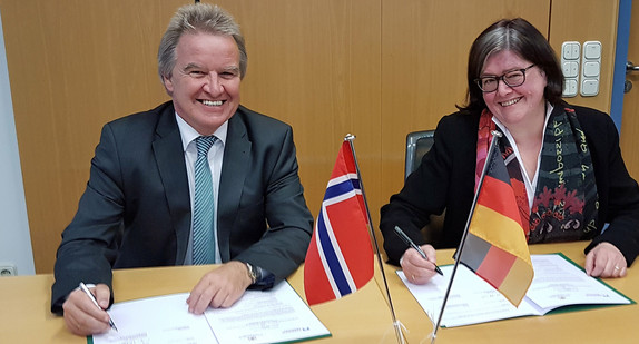 Die norwegische Regierungspräsidentin Anette Solli und Minister Franz Untersteller unterzeichnen eine gemeinsame Absichtserklärung über die Zusammenarbeit zwischen Akershus und Baden-Württemberg im Bereich der Wasserstoff- und Brennstoffzellentechnologie.