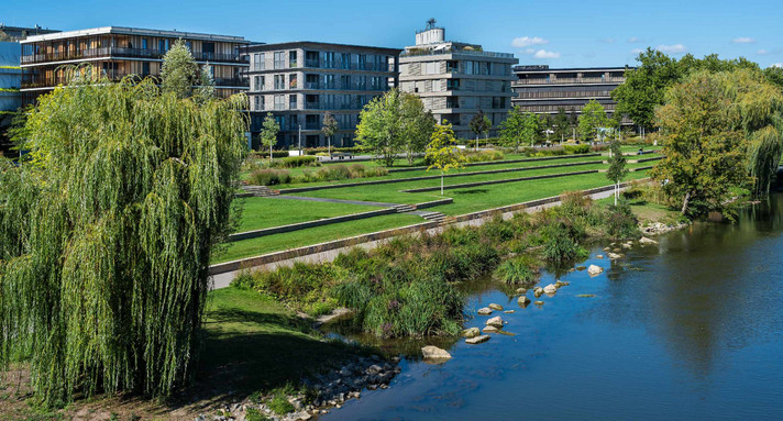 Wohnhäuser im Wohngebiet Neckarbogen in Heilbronn am Neckar in Baden-Württemberg mit blauem Himmel.