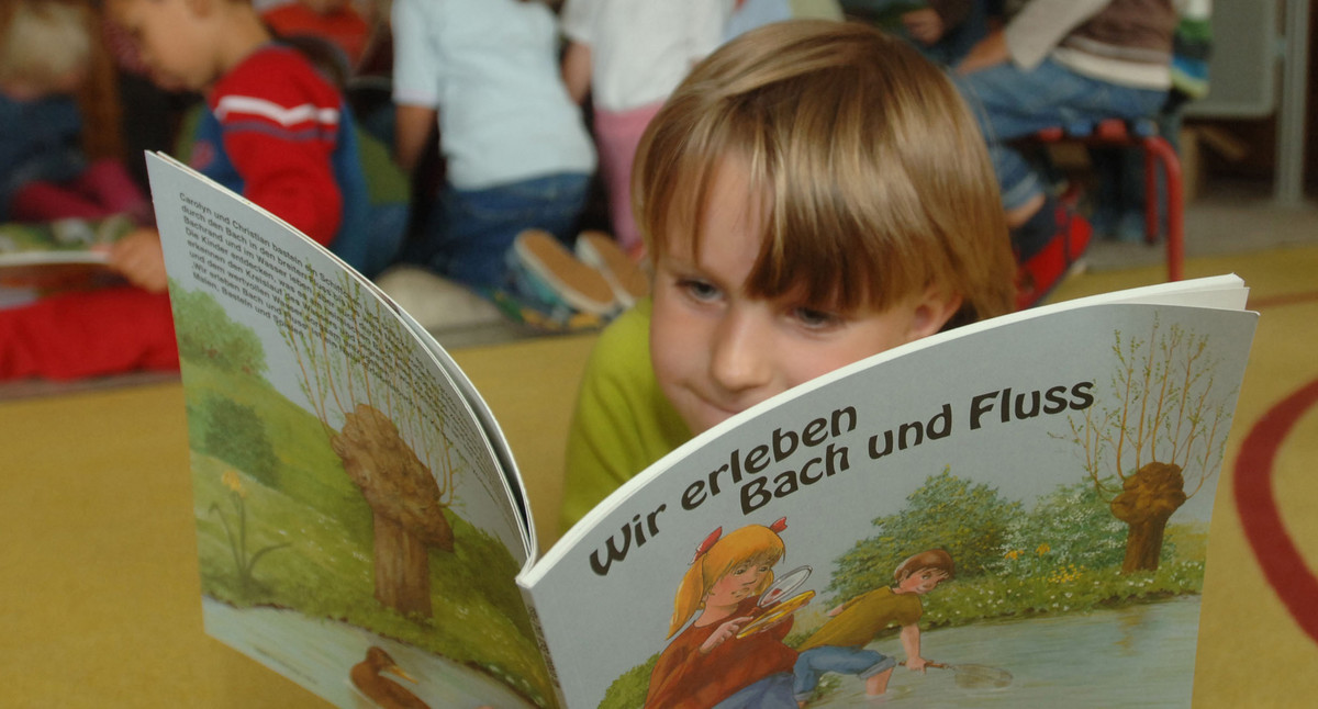 Kind liest Buch über Flüsse (Foto: Werner Kuhnle)