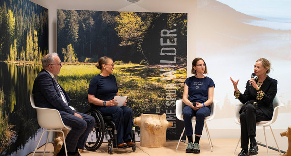 Podiumsdiskussion mit Ministerin Walker, Landrat Rückert, der Inklusionsbeauftragten des Nationalparks Sandra Olbrich und Valérie Castellani von den Young Explorers.