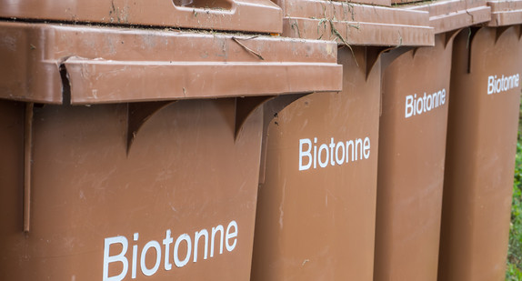 In Bioabfalltonnen werden die Bioabfälle der Haushalte eingesammelt.